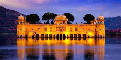 Das Jal Mahal – Ein märchenhaftes Palast-Monument auf dem Wasser!