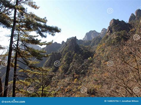  Die Runde Brücke: Ein majestätischer Blick auf die Huangshan-Berge mit einem Hauch von Geschichte!