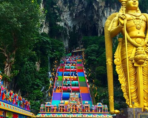  Der Batu Caves Tempelkomplex - Eine spirituelle Reise und eine farbenfrohe Foto-Reise