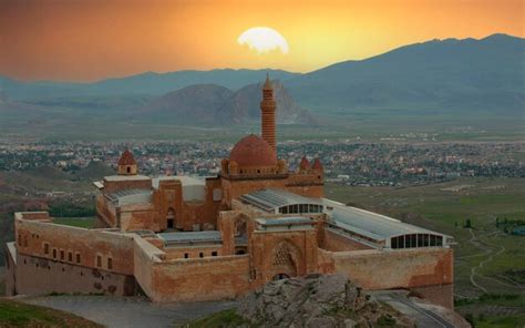 Das İshak Pasha Sarayı: Ein historischer Palast mit atemberaubenden Ausblicken auf die Stadt Gaziantep!