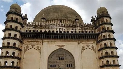 Der Gol Gumbaz: Ein akustisches Wunderwerk und architektonisches Juwel!