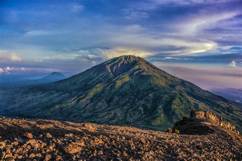 Der Gunung Merbabu: Ein majestätischer Vulkan mit atemberaubenden Ausblicken auf Zentraljava!