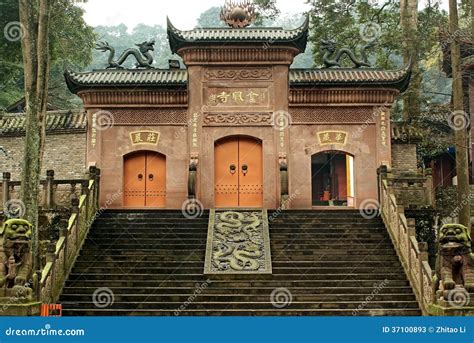  Der Jinfeng-Tempel: Ein spiritueller Zufluchtsort mit atemberaubenden Aussichten!