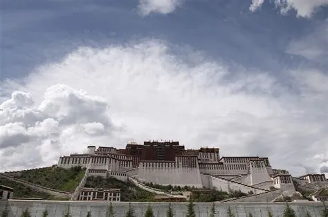 Der Potala-Palast: Eine spirituelle Oase mit historischem Glanz!